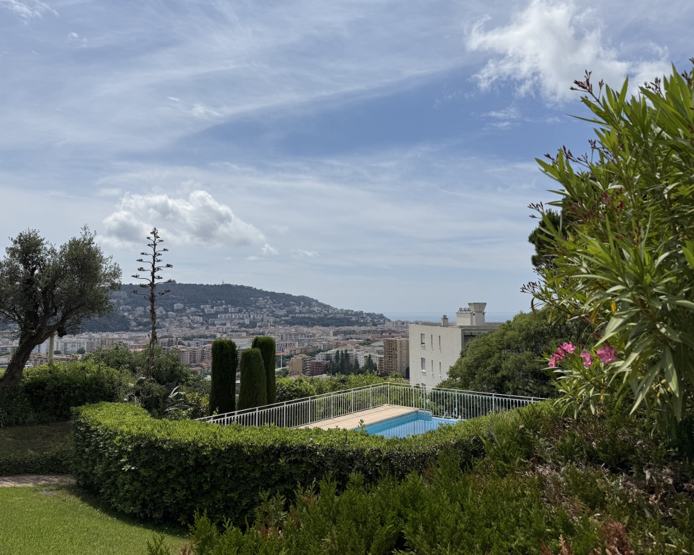 Nice Cimiez - Space, Peace and Quiet, a Swimming Pool that's Sure to Please!