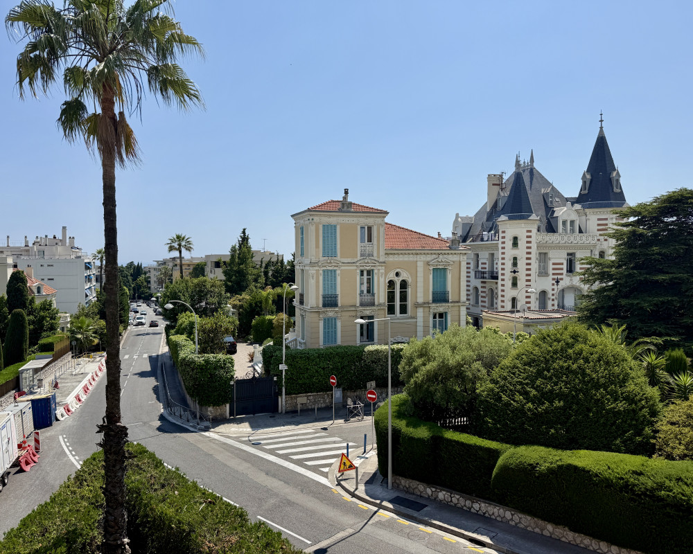 Second and Top Floor of a Small House to Renovate Located in the Heart of Cimiez