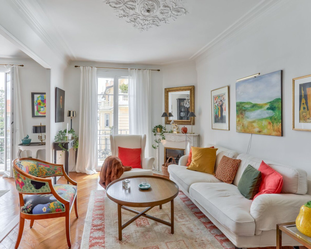 In the heart of the Musiciens district, a stunning top-floor through-apartment