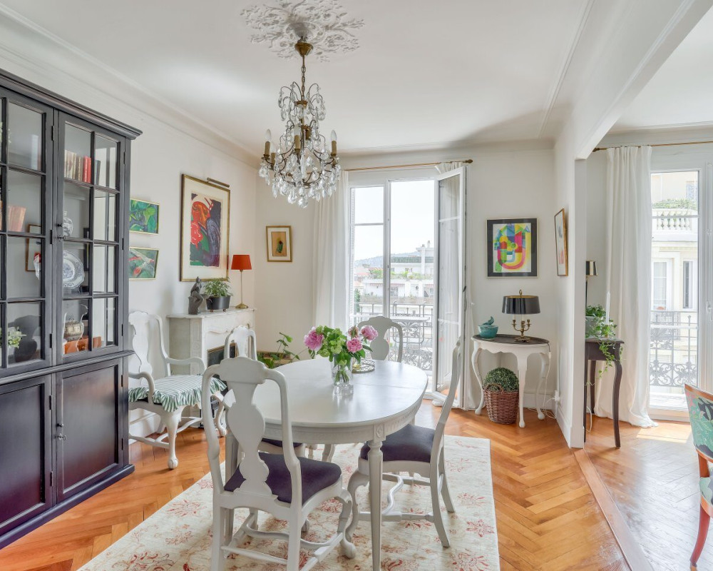 In the heart of the Musiciens district, a stunning top-floor through-apartment
