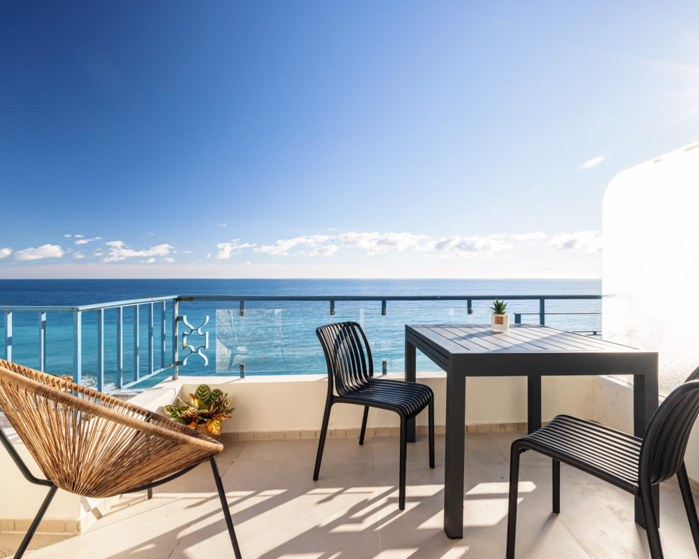Sublime top-floor 2 Bedroom Apartment on the Promenade des Anglais     