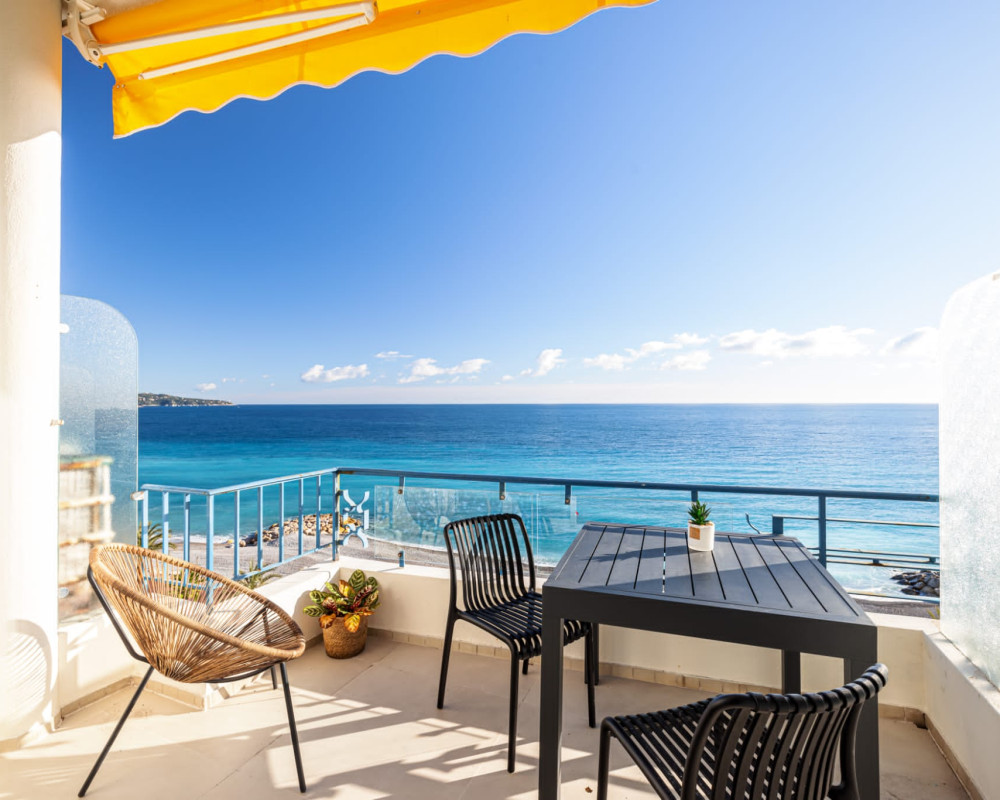 Sublime top-floor 2 Bedroom Apartment on the Promenade des Anglais     