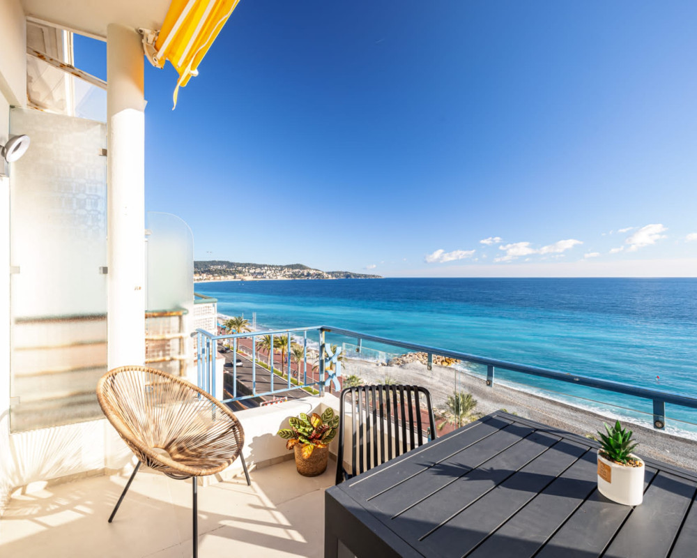 Sublime top-floor 2 Bedroom Apartment on the Promenade des Anglais     