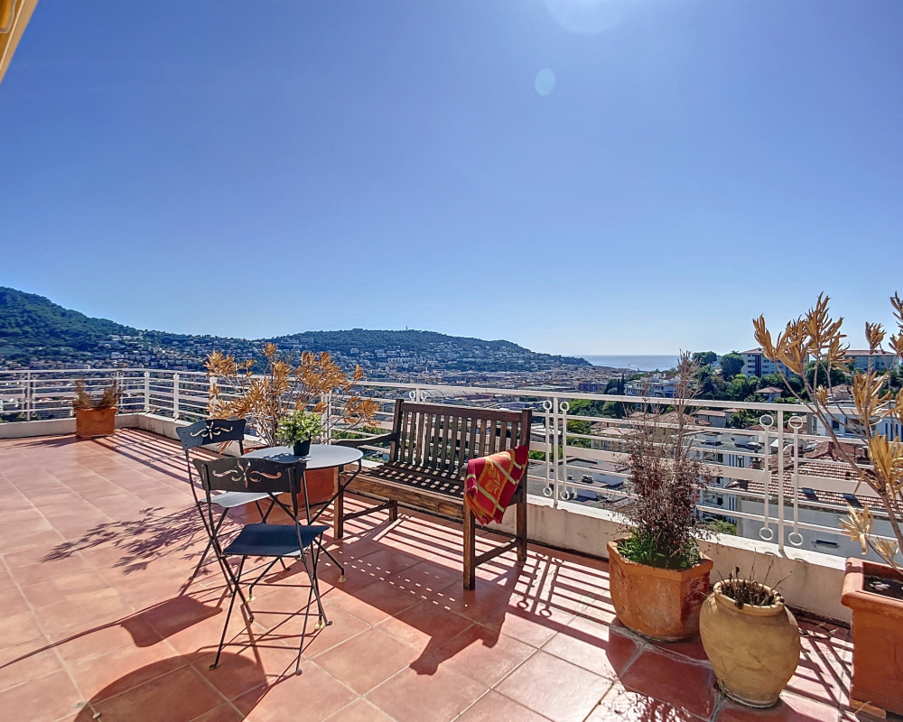 Rooftop with Panoramic View!            