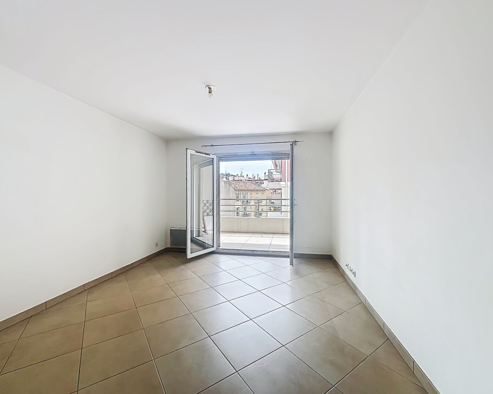 Nice - Riquier - Spacious 39 sqm 2-room Apartment with South-Facing Terrace