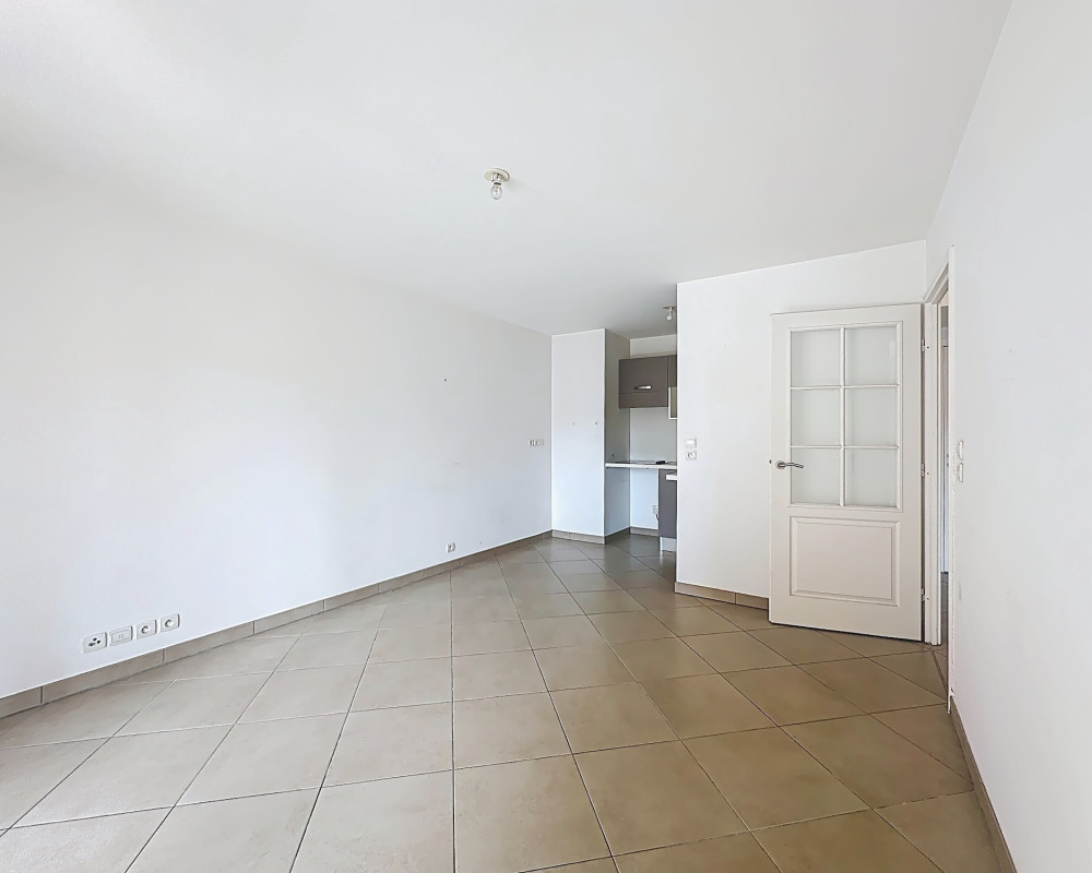 Nice - Riquier - Spacious 39 sqm 2-room Apartment with South-Facing Terrace