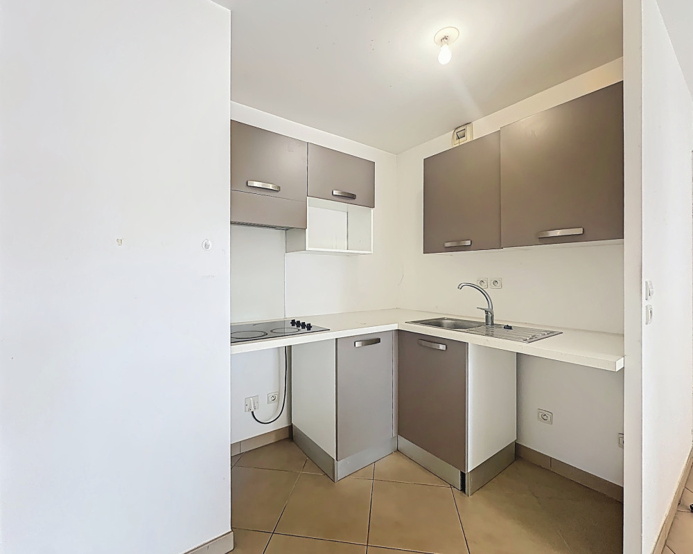Nice - Riquier - Spacious 39 sqm 2-room Apartment with South-Facing Terrace