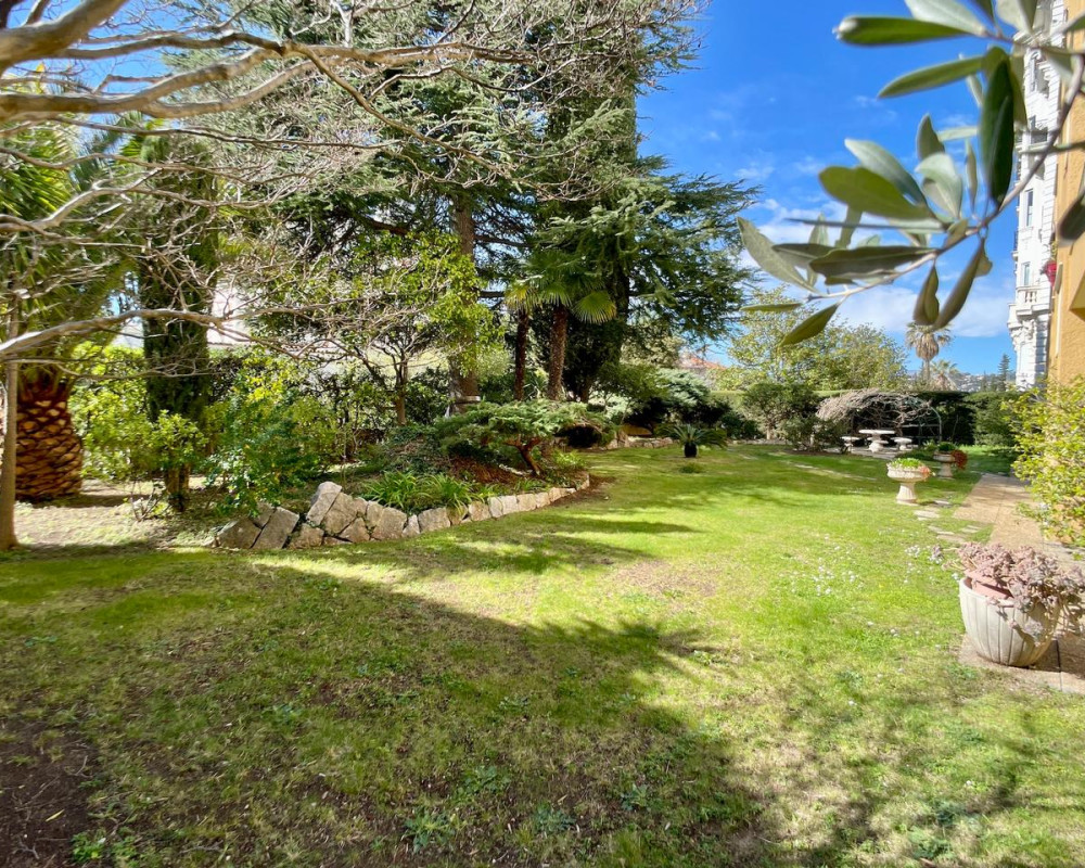 Nice Coeur Cimiez - Great Potential for this 3 Bedroom Apartment to Renovate with Exceptional Garden!              