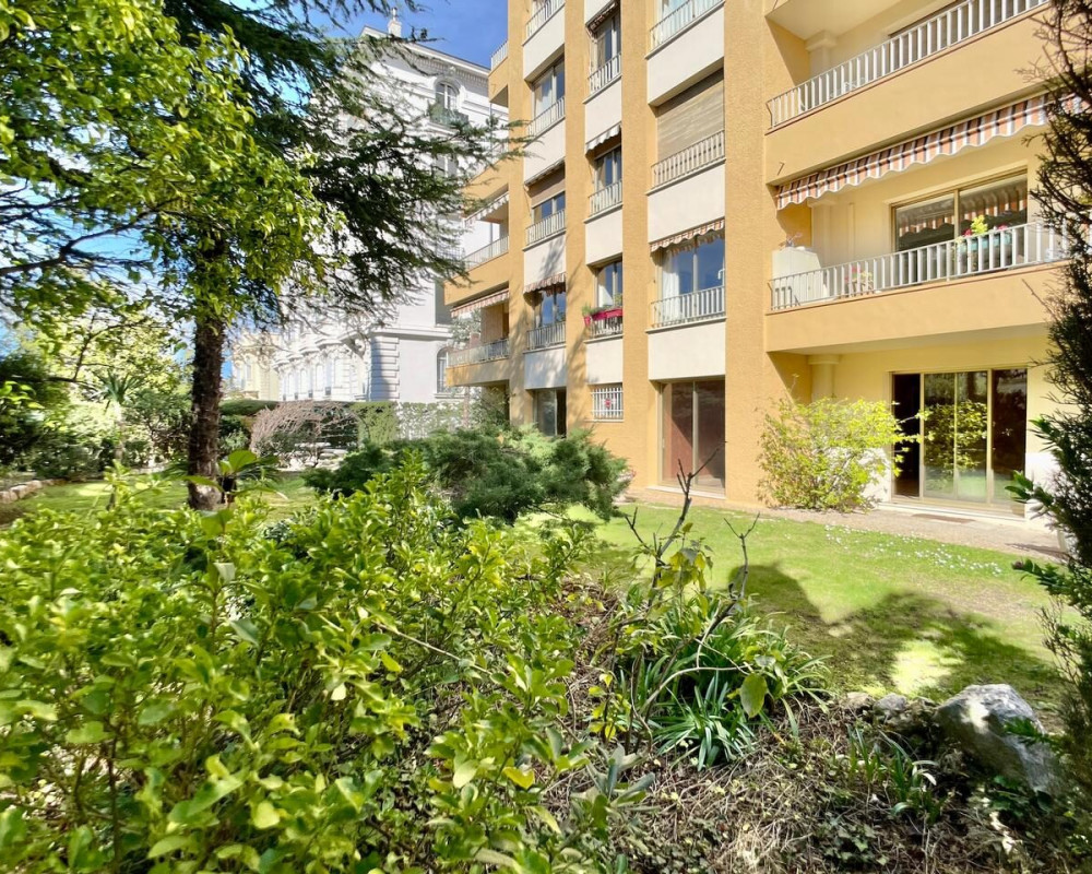 Nice Coeur Cimiez - Great Potential for this 3 Bedroom Apartment to Renovate with Exceptional Garden!              