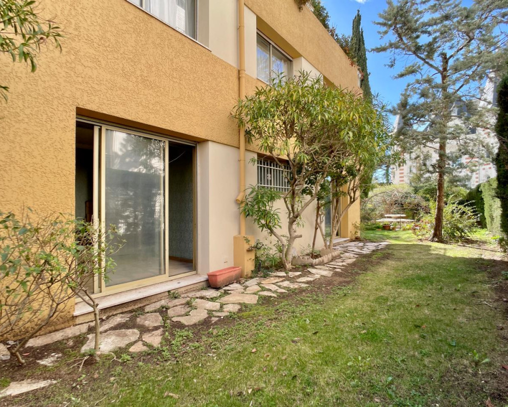 Nice Coeur Cimiez - Great Potential for this 3 Bedroom Apartment to Renovate with Exceptional Garden!              