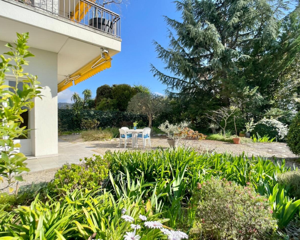 Nice Cimiez - Spacious 2 Bedroom Apartment with Wonderful Garden          