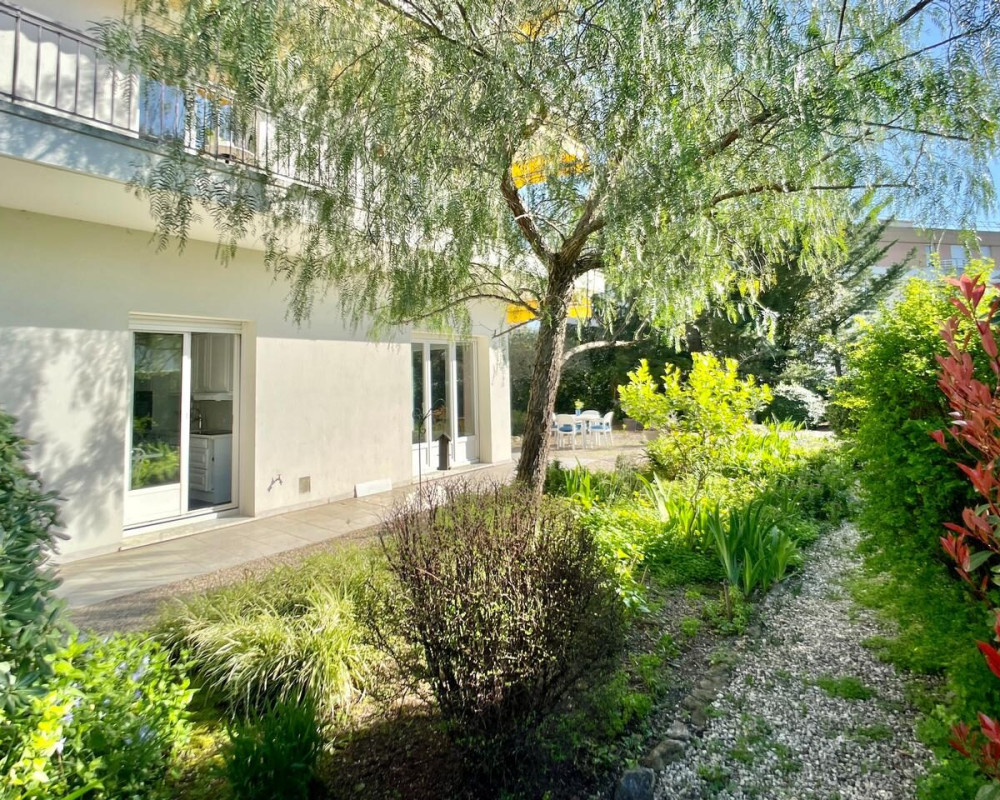 Nice Cimiez - Spacious 2 Bedroom Apartment with Wonderful Garden          