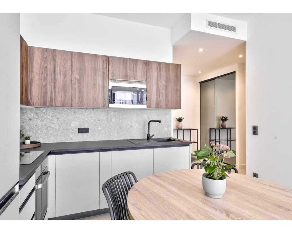 Nice – Promenade des Anglais – Beautiful fully renovated 2-bedroom apartment of 65 sq.m with sea view