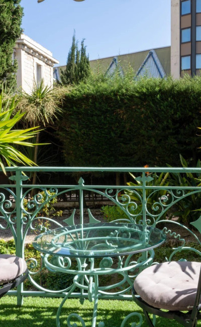 For sale – Renovated 2-room apartment in Nice Fleurs, bright with balcony