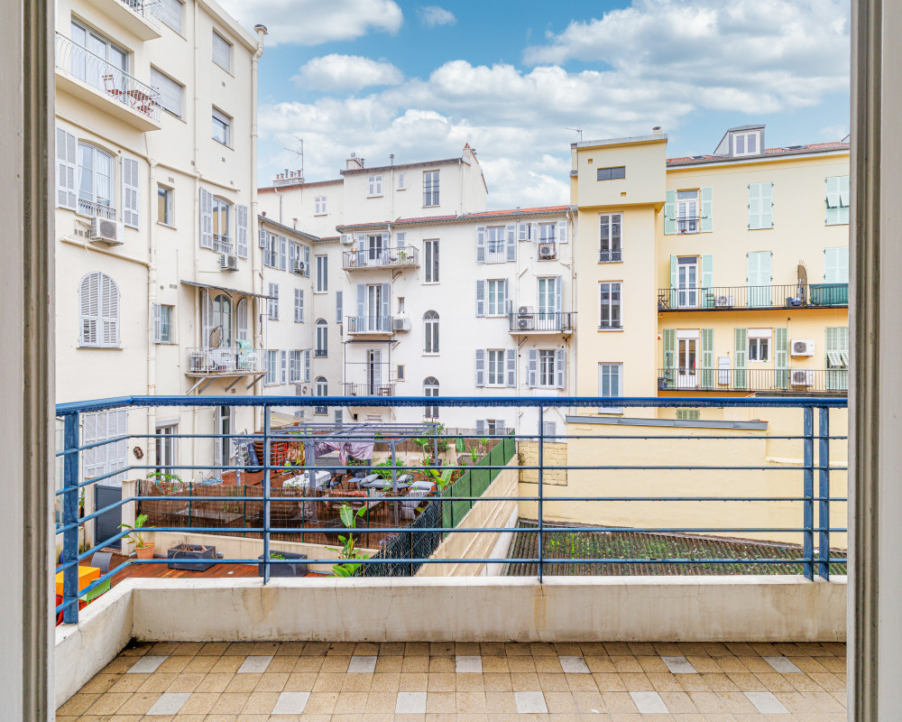 Nice â Wilson â Attractive dual-aspect two-bedroom apartment with multiple outdoor spaces to renovate