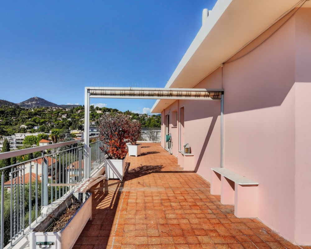 Nice Cimiez - Rare find - One bedroom apartment, 57 sqm with a 90 sqm terrace, on the top floor of a luxury residence