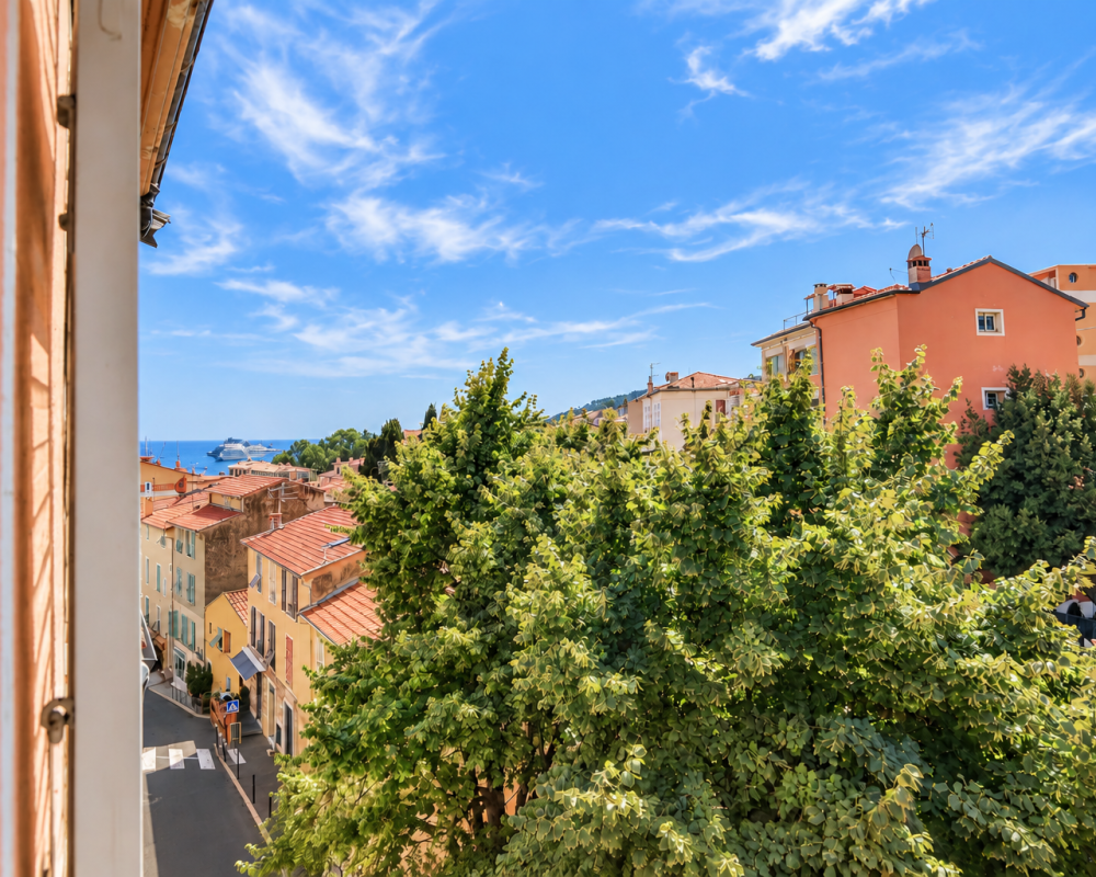 Villefranche-sur-Mer – Beautiful 2-bedroom apartment of 52 sq.m on the top floor, just steps from the sea