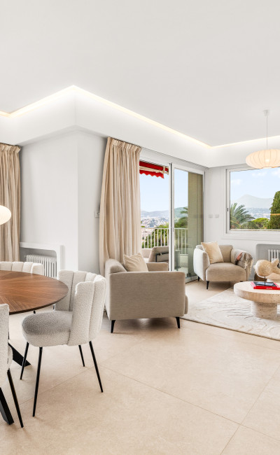 Grand 3 pièces de 88 m² entièrement rénové avec terrasse et vue panoramique sur la baie des anges