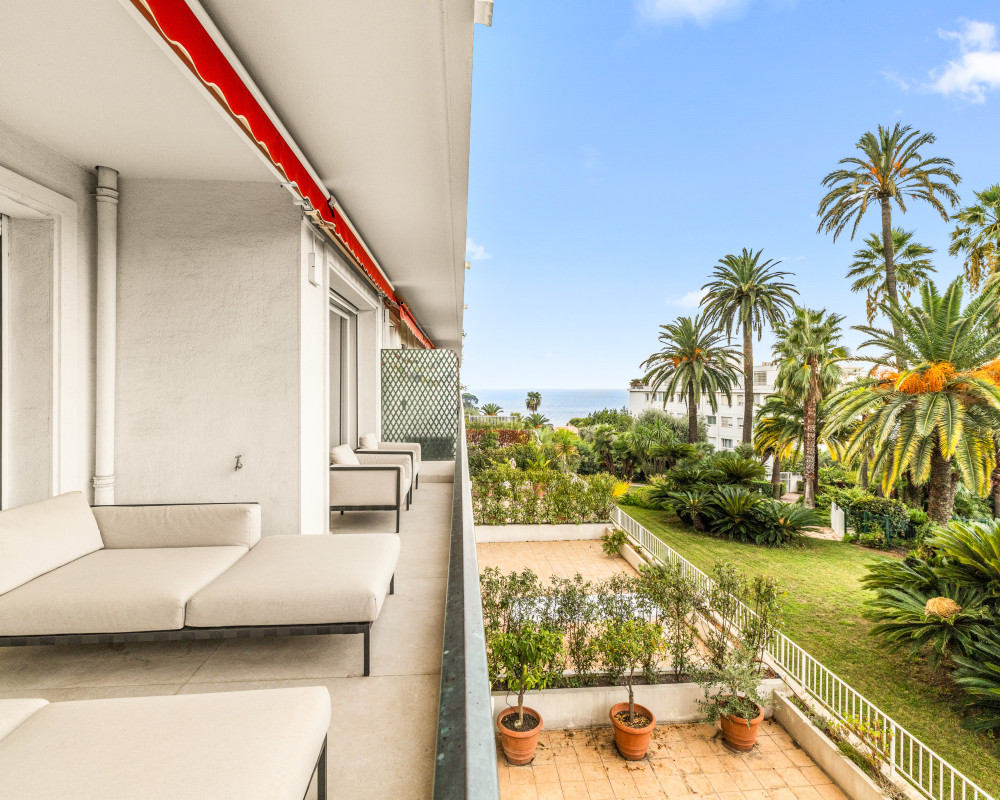 Nice – Mont Boron – Spacious 2-bedroom apartment of 88 sq.m, fully renovated, with terrace and panoramic views over the Baie des Anges