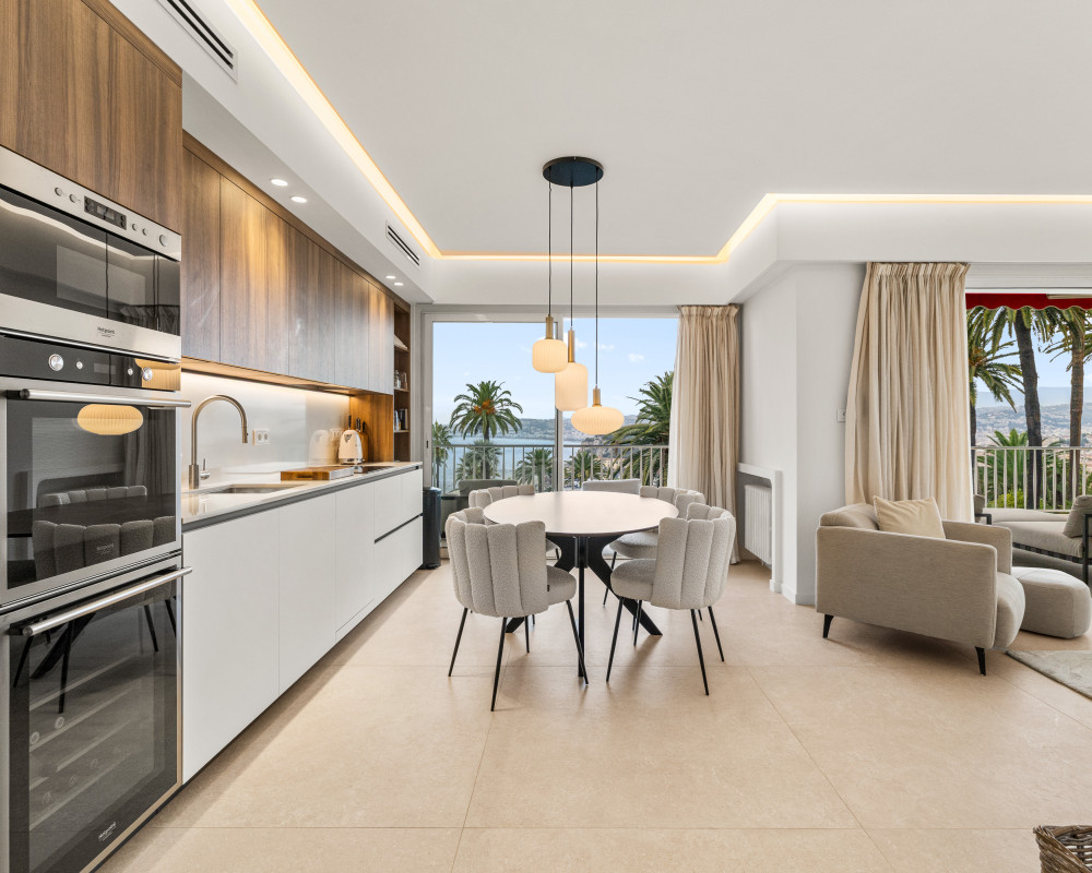 Nice – Mont Boron – Spacious 2-bedroom apartment of 88 sq.m, fully renovated, with terrace and panoramic views over the Baie des Anges