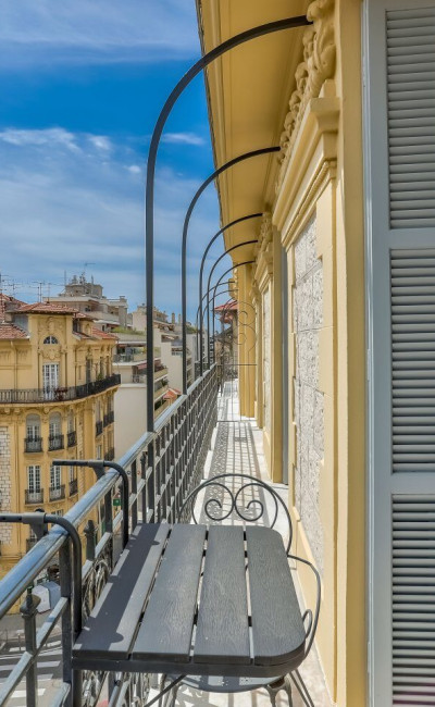 Palazzo borghese a Nizza (1912) – appartamento trilocale con balcone filante