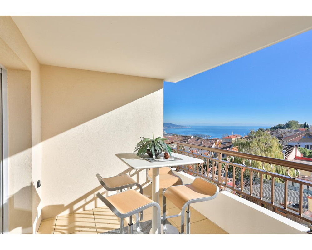 Magnifico appartamento di 4 stanze con belle terrazze con vista sul villaggio, il trofeo Auguste e il mare Mediterraneo.    