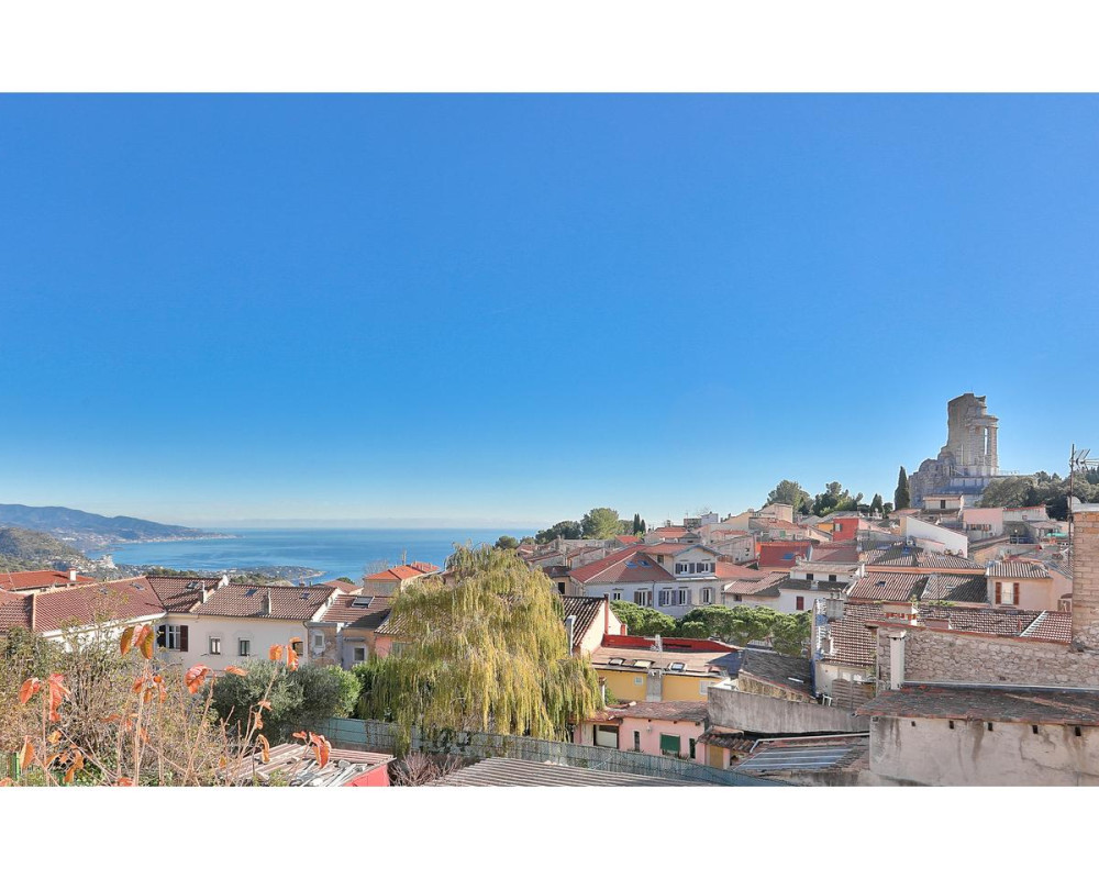Magnifico appartamento di 4 stanze con belle terrazze con vista sul villaggio, il trofeo Auguste e il mare Mediterraneo.    