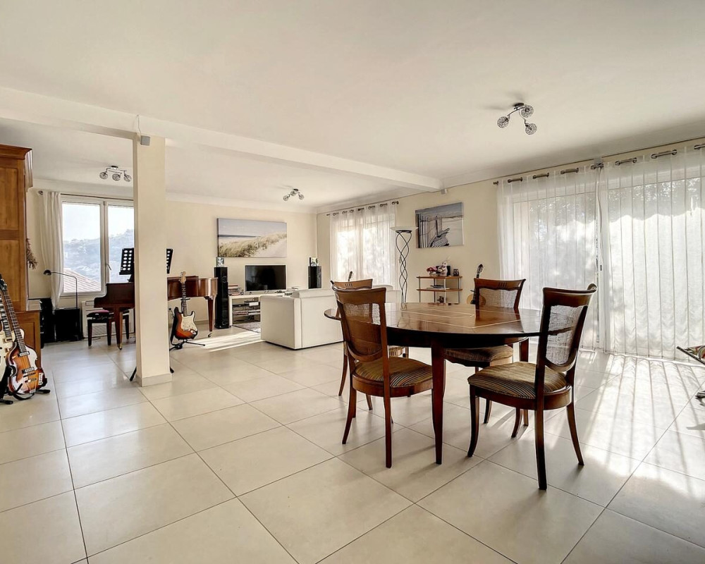 Nizza Cimiez - Spazioso appartamento di 5 stanze con terrazza, giardino e piscina privata     