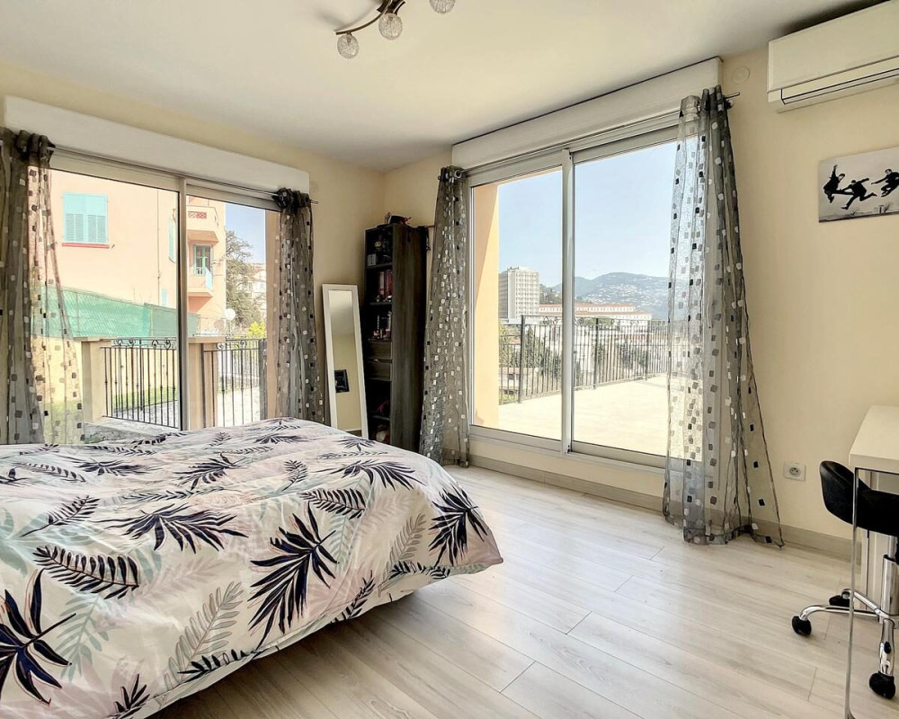 Nizza Cimiez - Spazioso appartamento di 5 stanze con terrazza, giardino e piscina privata     