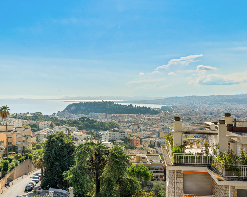 Nizza – Mont Alban – Ampio appartamento di 3 locali di 89,05 m², completamente ristrutturato, con terrazza, garage e vista mare