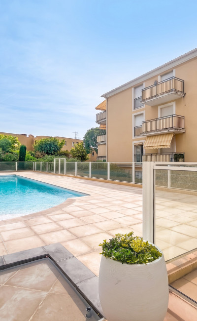 vente appartement 2 pièces avec piscine sur la corniche nice