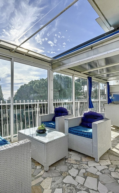 In vendita – Appartamento di 3 locali con terrazza sul tetto a Nizza con garage e cantina