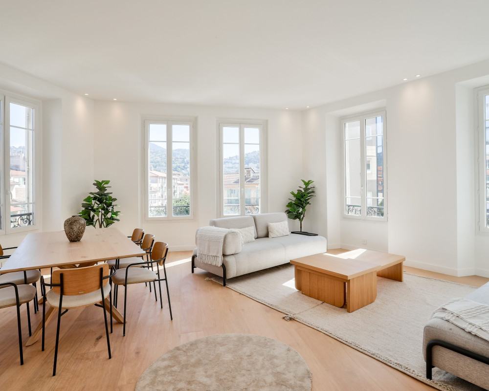 Nizza – Le Port  – Ampio Appartamento di 5 Vani, 136 m², Piano Alto, Completamente Ristrutturato
