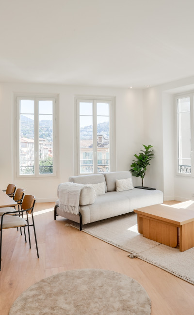 Appartamento di 5 locali ristrutturato a Nizza Port con vista su Mont Boron