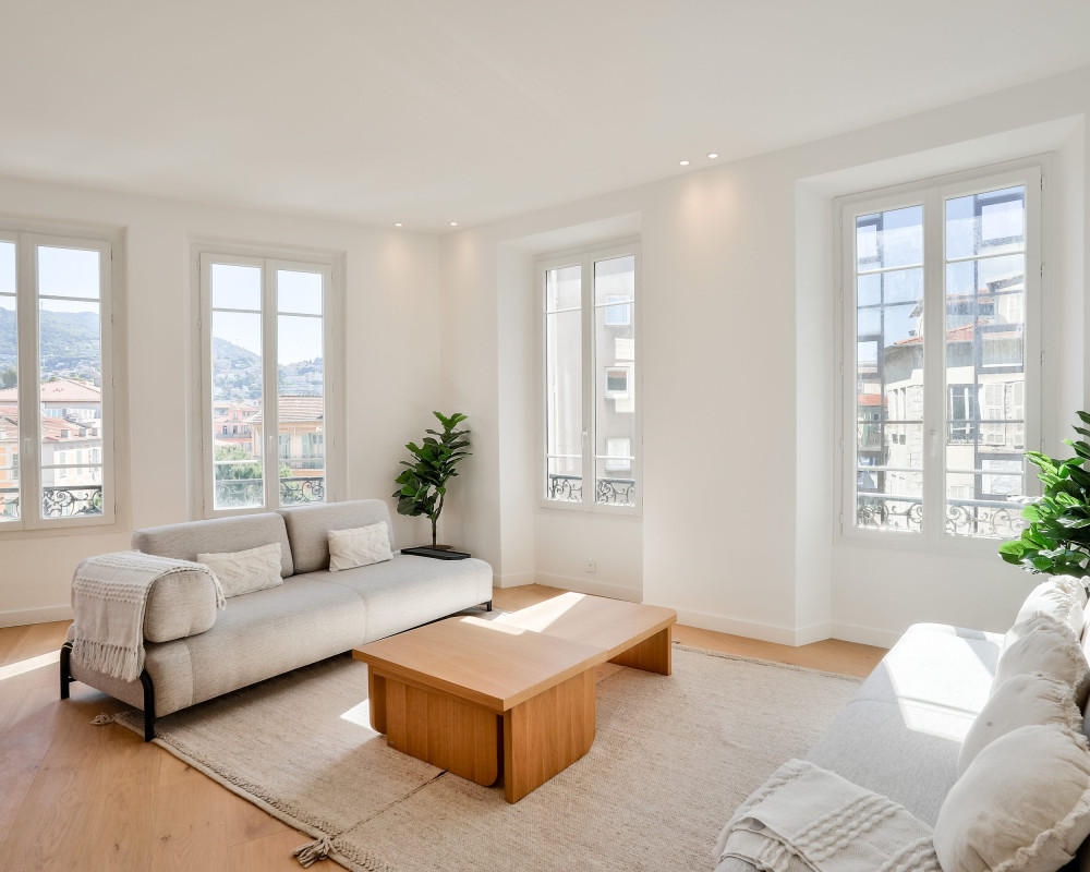 Nizza – Le Port  – Ampio Appartamento di 5 Vani, 136 m², Piano Alto, Completamente Ristrutturato