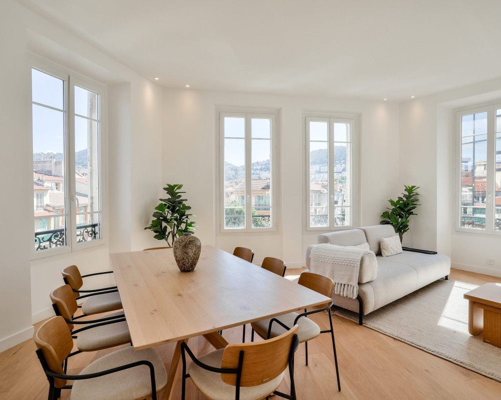 Nizza – Le Port  – Ampio Appartamento di 5 Vani, 136 m², Piano Alto, Completamente Ristrutturato