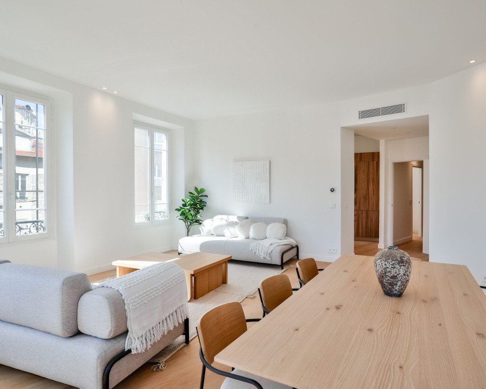 Nizza – Le Port  – Ampio Appartamento di 5 Vani, 136 m², Piano Alto, Completamente Ristrutturato