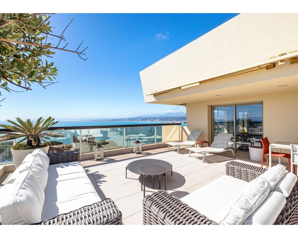 Magnifique toit-terrasse de 125 m² disposant d’une grande terrasse et d’une vue panoramique