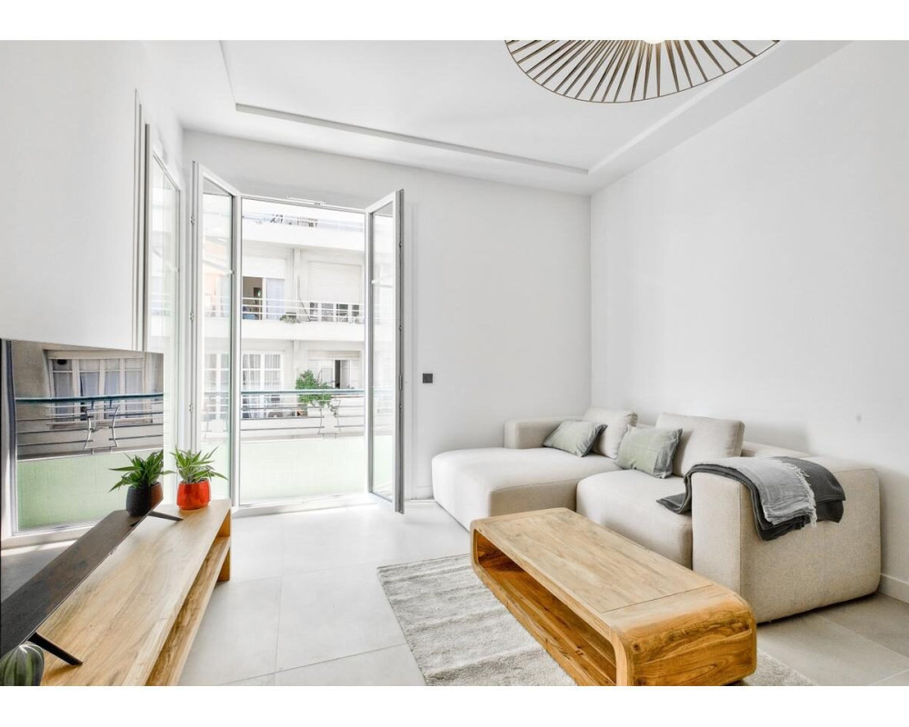 Nice - Promenade des Anglais - Beau 3 pièces de 65 m² entièrement rénové avec vue mer