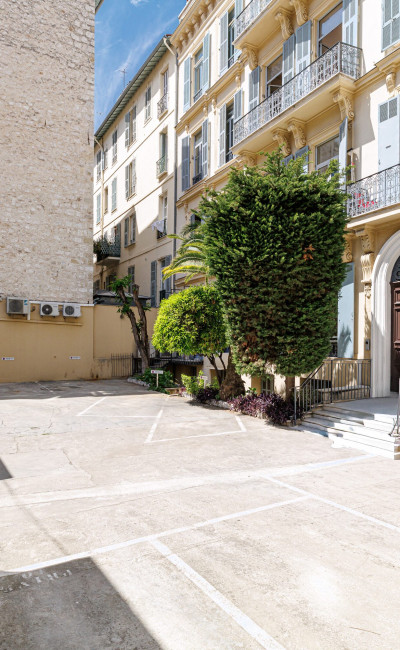 Immeuble bourgeois de 1860 avec cour privée arborée