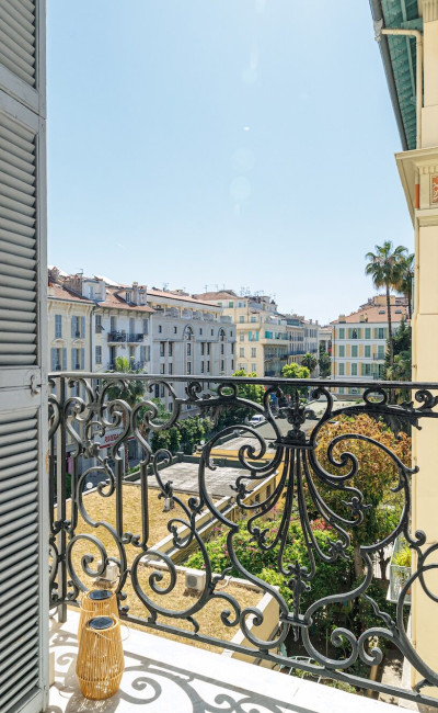 Appartement ancien Nice parquet cheminée hauteurs sous plafond à vendre