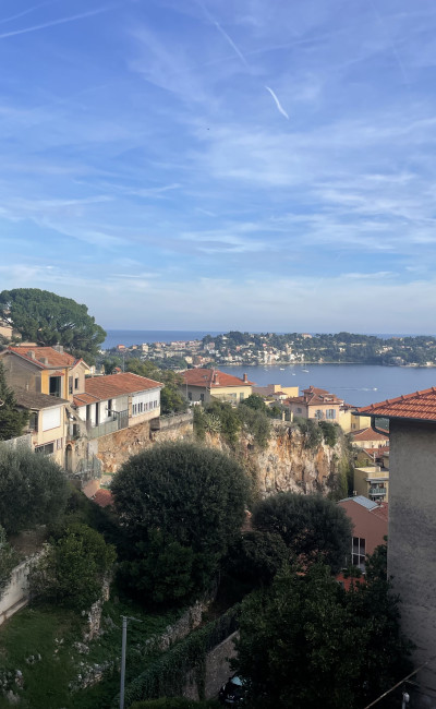 Proche plages, commerces, transports et Institut de Français de Villefranche-sur-Mer.