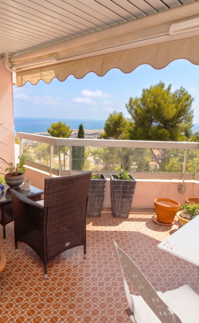 Deux chambres avec balcons vue mer et verdure