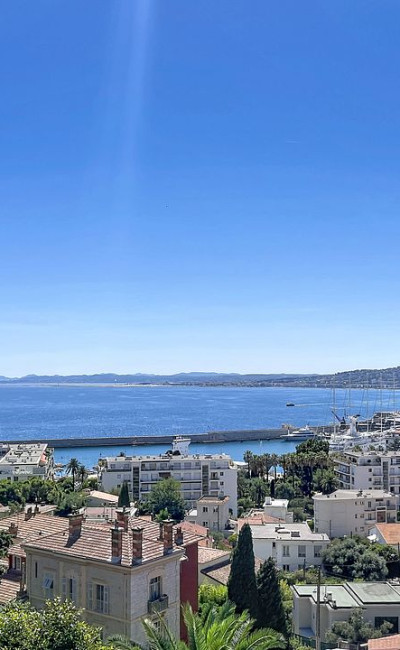 Parking intérieur privatif et plages accessibles à pied