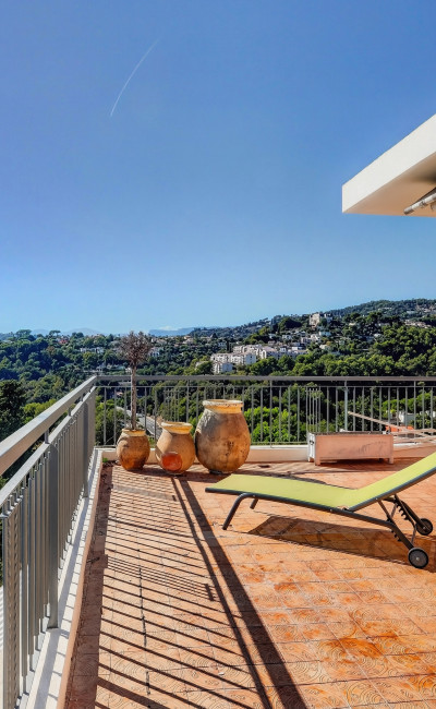 Nice Cimiez 2 pièces 57m2 et 90m2 de terrasse au dernier étage