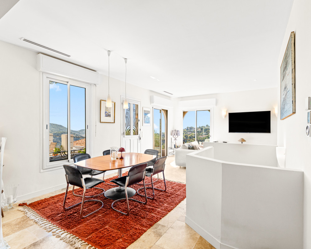 Jolie maison 5 pièces de 95 m² rénovée avec jardin et vue sur les collines et la mer