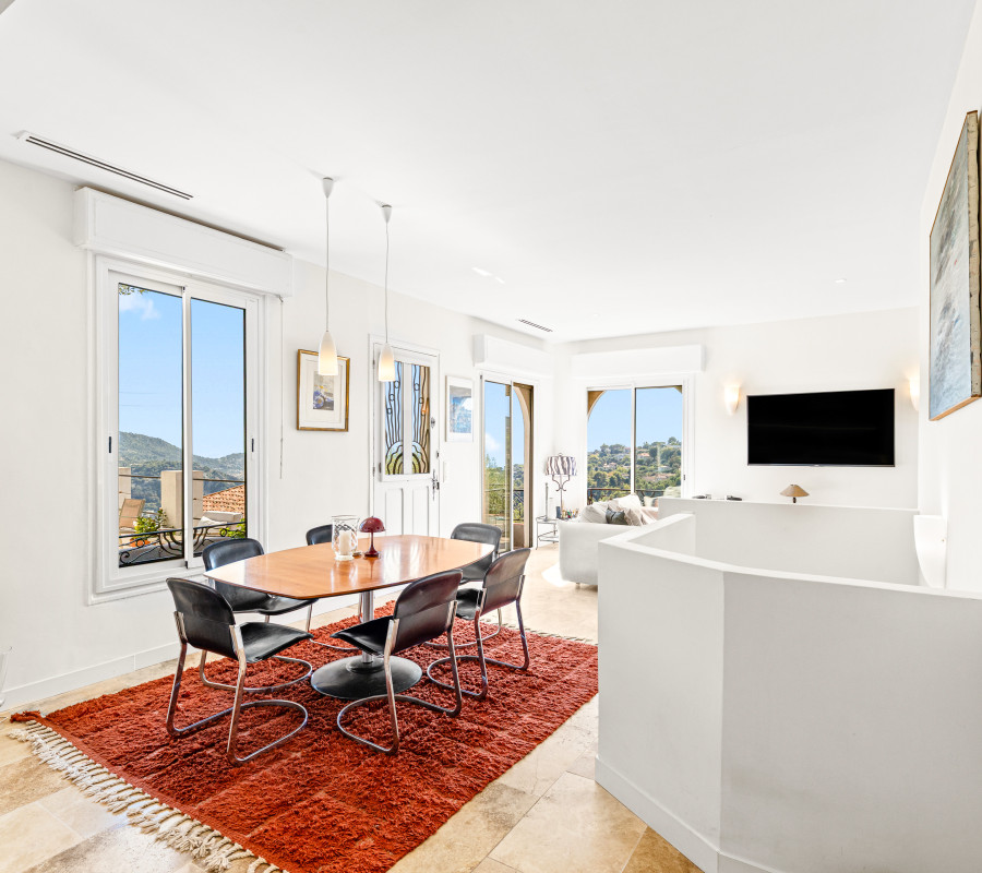 Jolie maison 5 pièces de 95 m² rénovée avec jardin et vue sur les collines et la mer