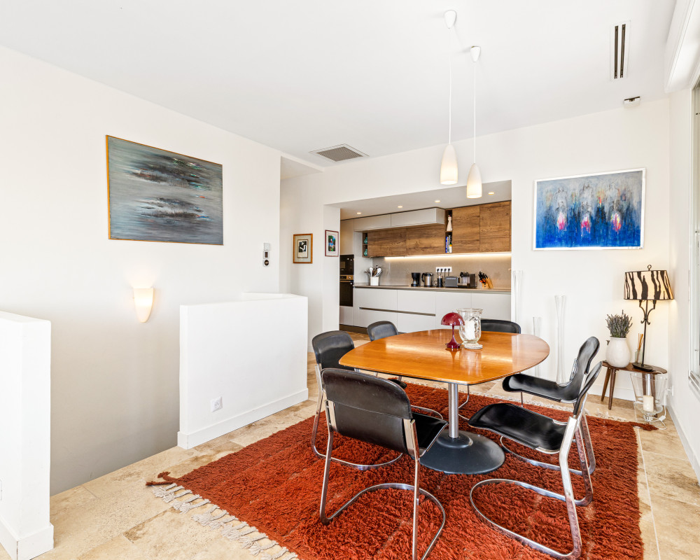 Jolie maison 5 pièces de 95 m² rénovée avec jardin et vue sur les collines et la mer