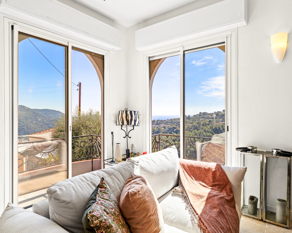 Jolie maison 5 pièces de 95 m² rénovée avec jardin et vue sur les collines et la mer