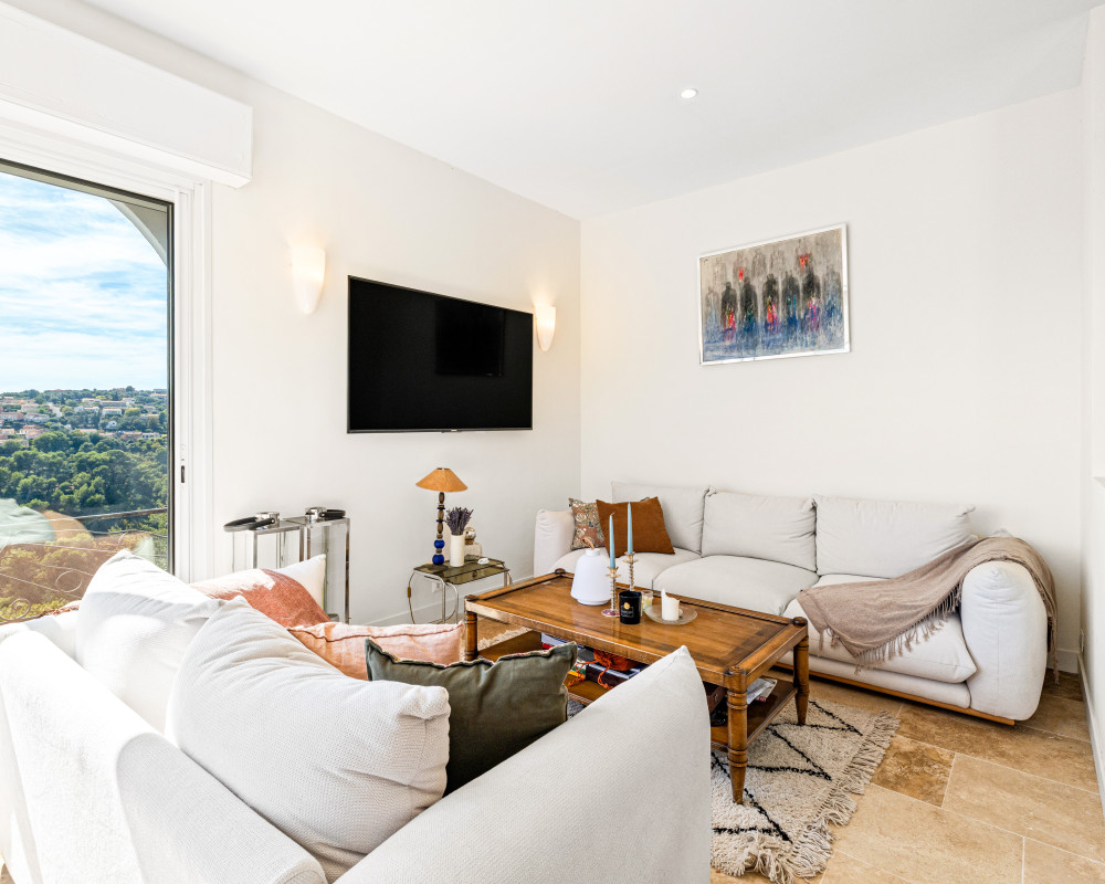 Jolie maison 5 pièces de 95 m² rénovée avec jardin et vue sur les collines et la mer